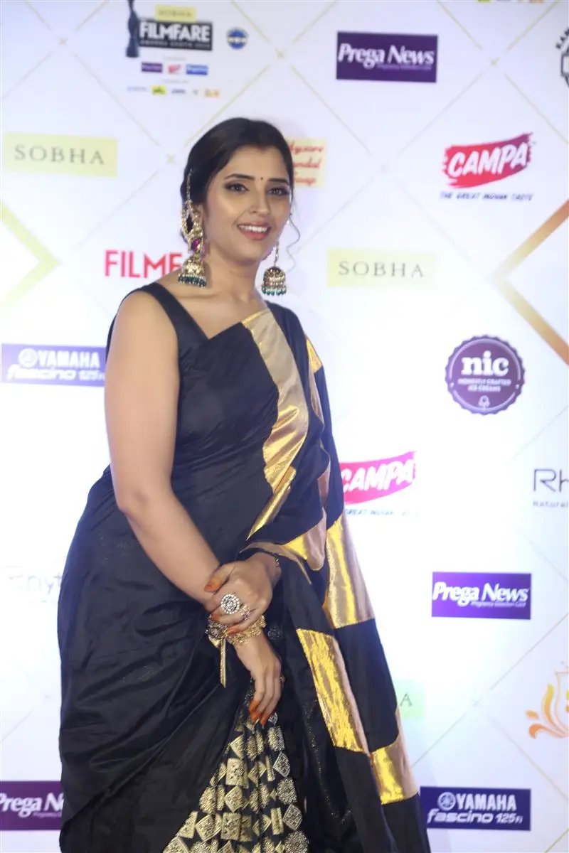 Telugu Tv Anchor Syamala in Sleeveless Black Saree